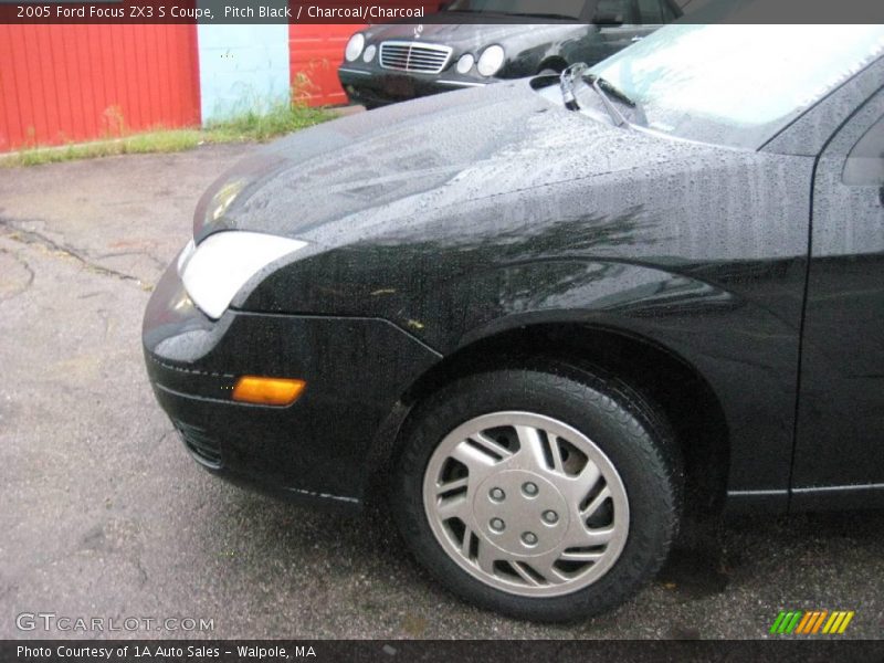 Pitch Black / Charcoal/Charcoal 2005 Ford Focus ZX3 S Coupe