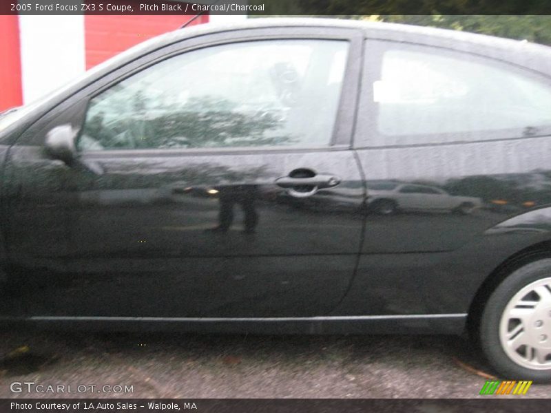 Pitch Black / Charcoal/Charcoal 2005 Ford Focus ZX3 S Coupe