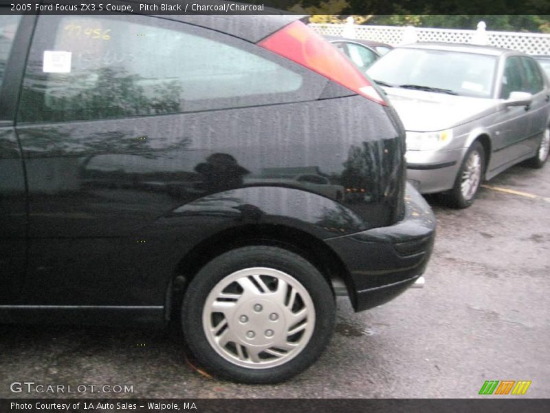 Pitch Black / Charcoal/Charcoal 2005 Ford Focus ZX3 S Coupe