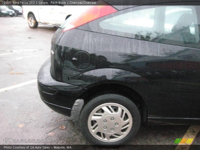 Pitch Black / Charcoal/Charcoal 2005 Ford Focus ZX3 S Coupe