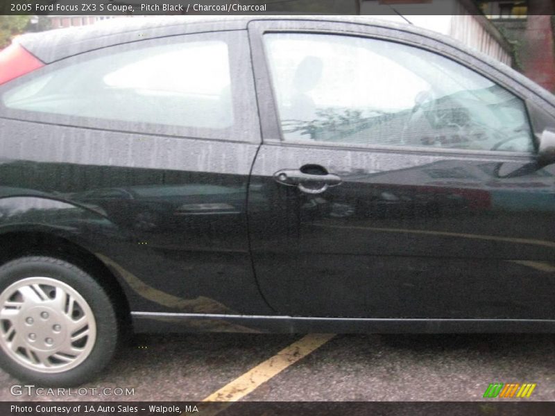 Pitch Black / Charcoal/Charcoal 2005 Ford Focus ZX3 S Coupe