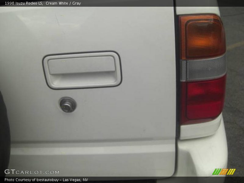 Cream White / Gray 1998 Isuzu Rodeo LS