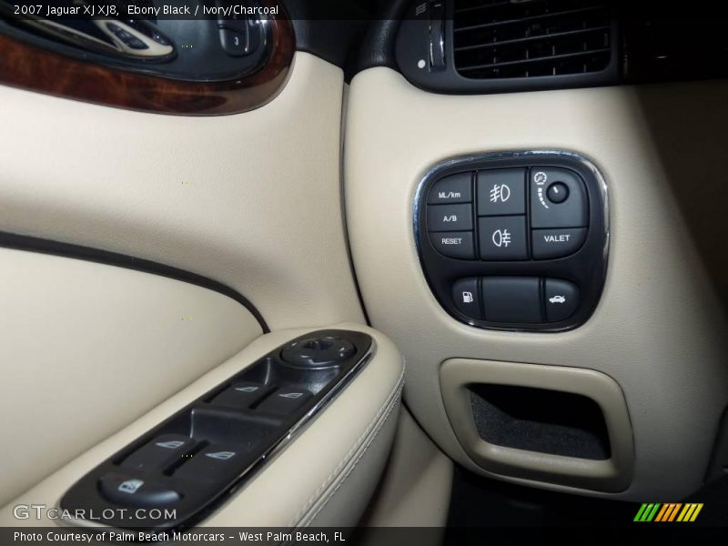 Ebony Black / Ivory/Charcoal 2007 Jaguar XJ XJ8