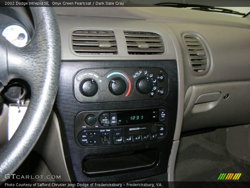 Onyx Green Pearlcoat / Dark Slate Gray 2002 Dodge Intrepid SE