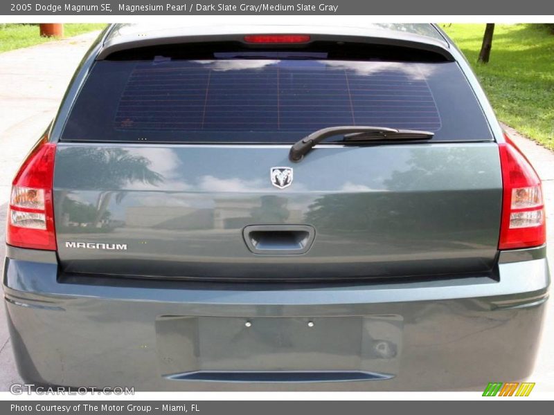 Magnesium Pearl / Dark Slate Gray/Medium Slate Gray 2005 Dodge Magnum SE