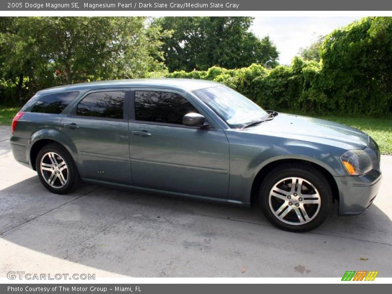 Magnesium Pearl / Dark Slate Gray/Medium Slate Gray 2005 Dodge Magnum SE