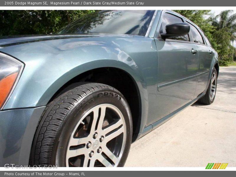 Magnesium Pearl / Dark Slate Gray/Medium Slate Gray 2005 Dodge Magnum SE