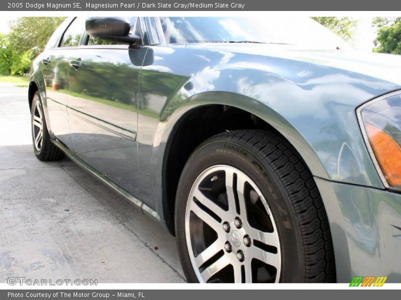 Magnesium Pearl / Dark Slate Gray/Medium Slate Gray 2005 Dodge Magnum SE