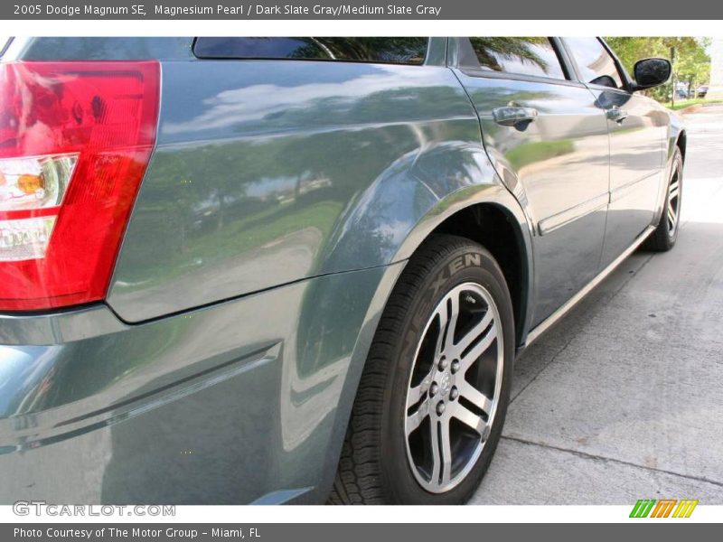 Magnesium Pearl / Dark Slate Gray/Medium Slate Gray 2005 Dodge Magnum SE