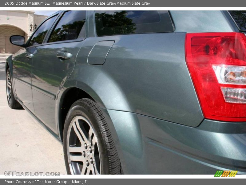 Magnesium Pearl / Dark Slate Gray/Medium Slate Gray 2005 Dodge Magnum SE