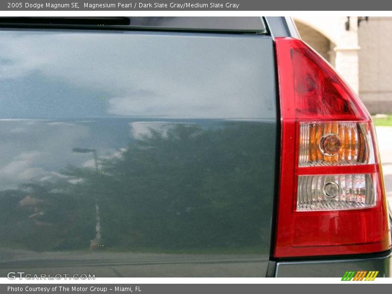 Magnesium Pearl / Dark Slate Gray/Medium Slate Gray 2005 Dodge Magnum SE