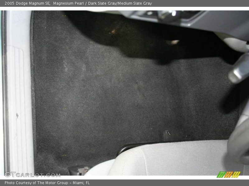 Magnesium Pearl / Dark Slate Gray/Medium Slate Gray 2005 Dodge Magnum SE