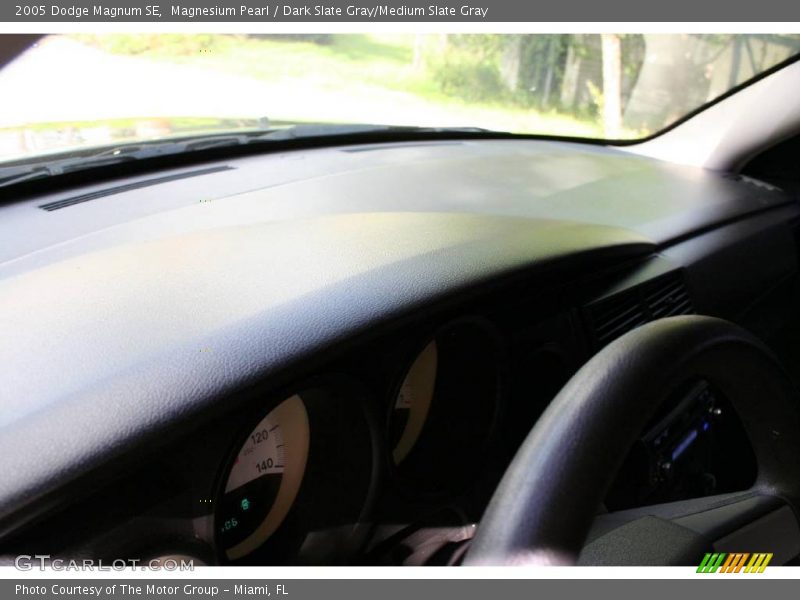 Magnesium Pearl / Dark Slate Gray/Medium Slate Gray 2005 Dodge Magnum SE