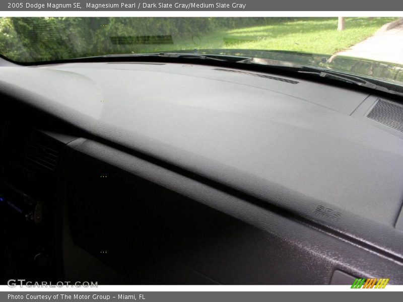 Magnesium Pearl / Dark Slate Gray/Medium Slate Gray 2005 Dodge Magnum SE