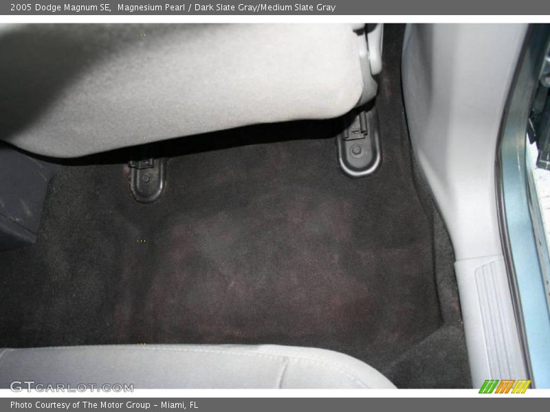 Magnesium Pearl / Dark Slate Gray/Medium Slate Gray 2005 Dodge Magnum SE