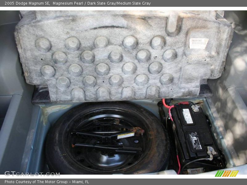 Magnesium Pearl / Dark Slate Gray/Medium Slate Gray 2005 Dodge Magnum SE