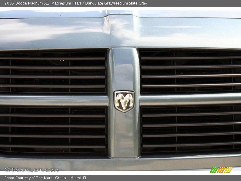 Magnesium Pearl / Dark Slate Gray/Medium Slate Gray 2005 Dodge Magnum SE