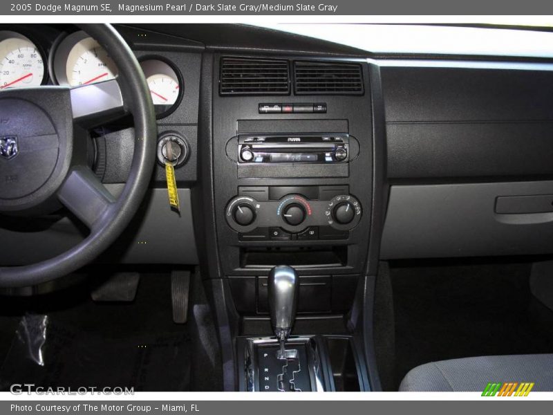 Magnesium Pearl / Dark Slate Gray/Medium Slate Gray 2005 Dodge Magnum SE