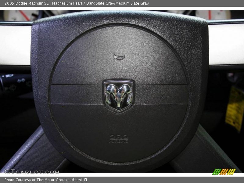 Magnesium Pearl / Dark Slate Gray/Medium Slate Gray 2005 Dodge Magnum SE