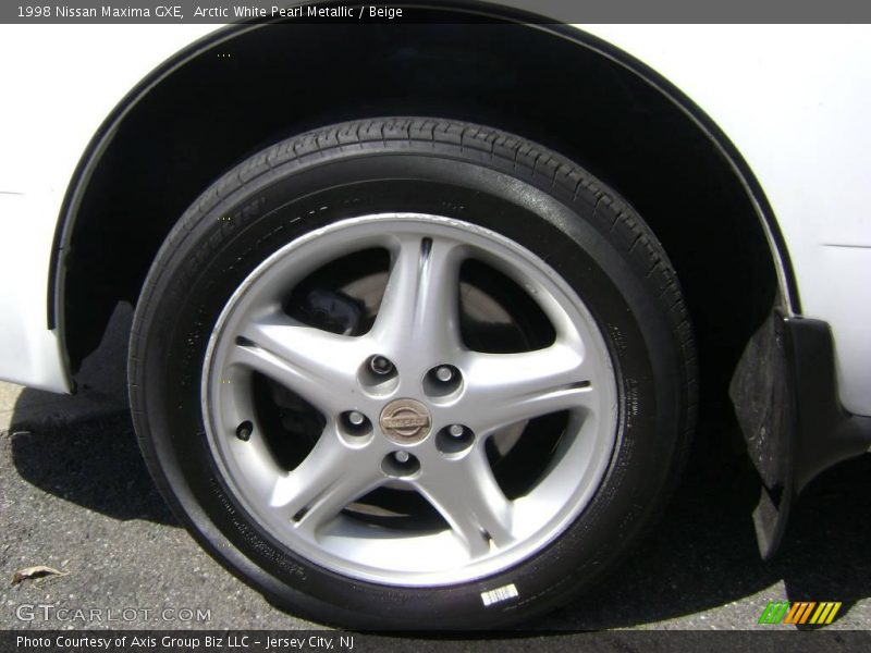 Arctic White Pearl Metallic / Beige 1998 Nissan Maxima GXE