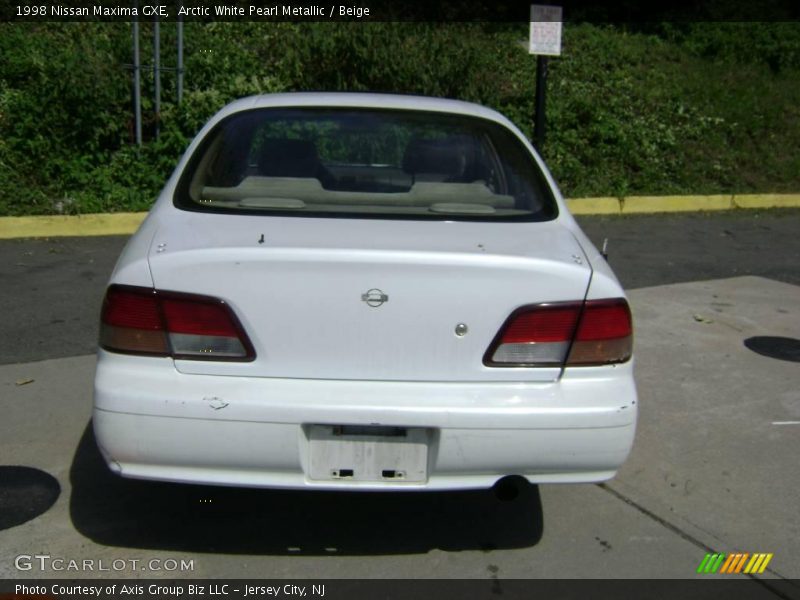 Arctic White Pearl Metallic / Beige 1998 Nissan Maxima GXE