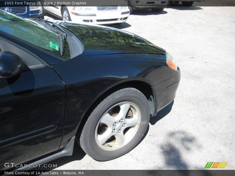 Black / Medium Graphite 2003 Ford Taurus SE