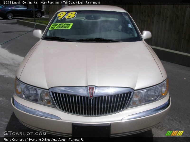 Ivory Parchment Tri-Coat / Light Parchment 1998 Lincoln Continental