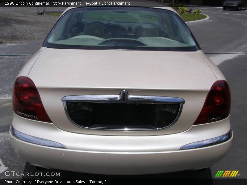 Ivory Parchment Tri-Coat / Light Parchment 1998 Lincoln Continental
