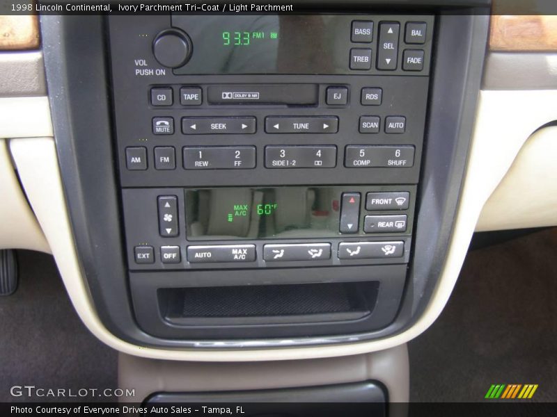 Ivory Parchment Tri-Coat / Light Parchment 1998 Lincoln Continental