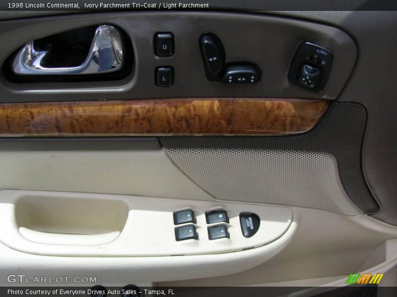 Ivory Parchment Tri-Coat / Light Parchment 1998 Lincoln Continental