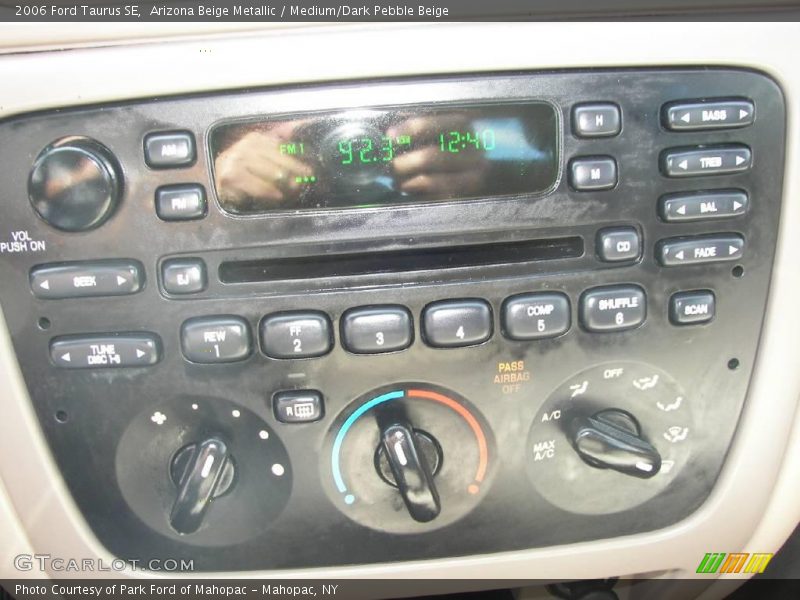 Arizona Beige Metallic / Medium/Dark Pebble Beige 2006 Ford Taurus SE