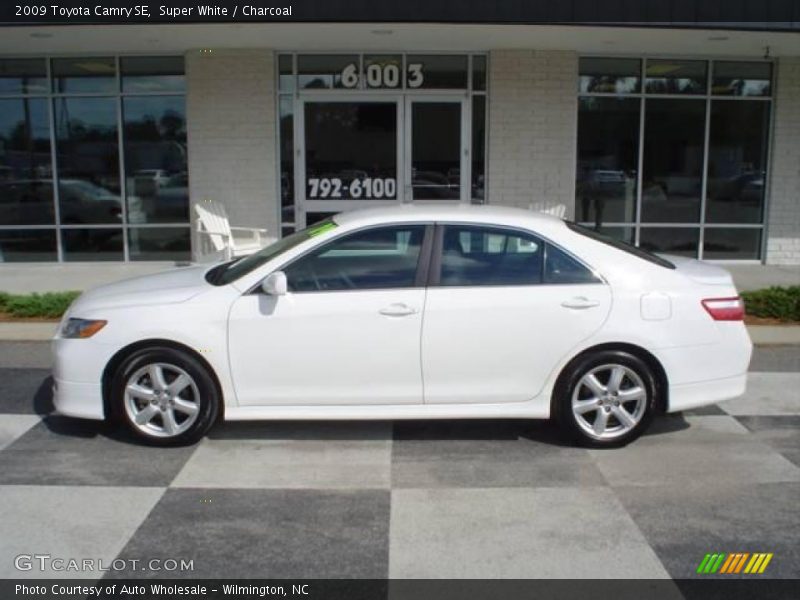 Super White / Charcoal 2009 Toyota Camry SE