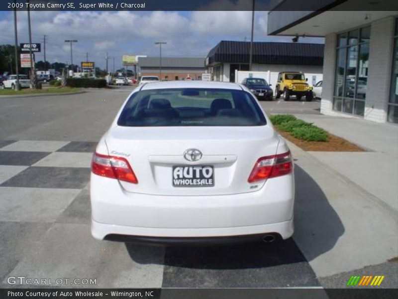 Super White / Charcoal 2009 Toyota Camry SE