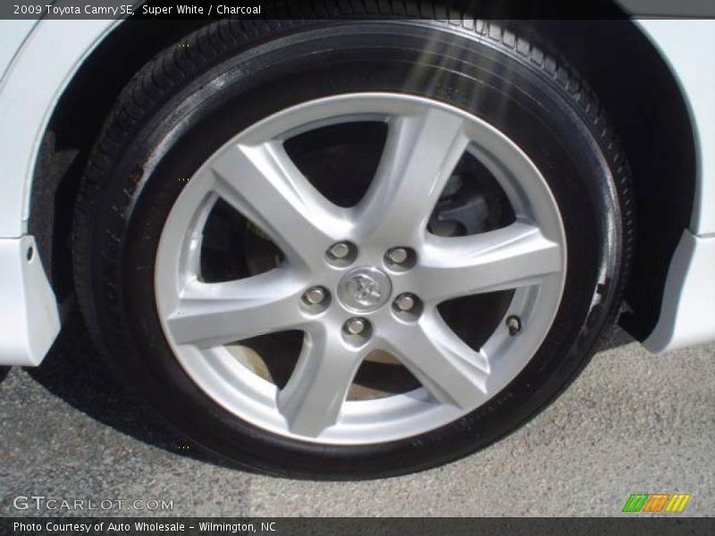 Super White / Charcoal 2009 Toyota Camry SE