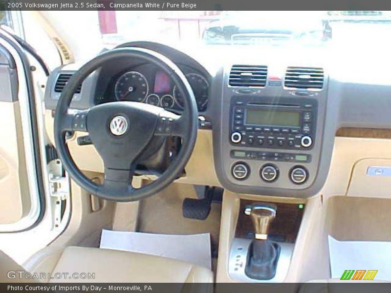 Campanella White / Pure Beige 2005 Volkswagen Jetta 2.5 Sedan