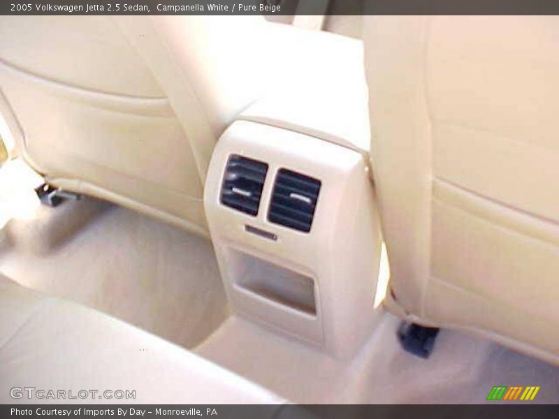 Campanella White / Pure Beige 2005 Volkswagen Jetta 2.5 Sedan