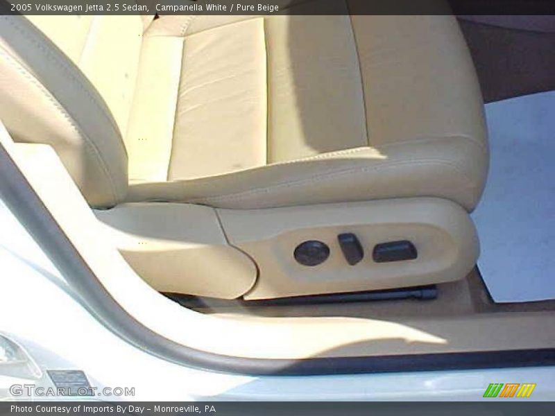 Campanella White / Pure Beige 2005 Volkswagen Jetta 2.5 Sedan