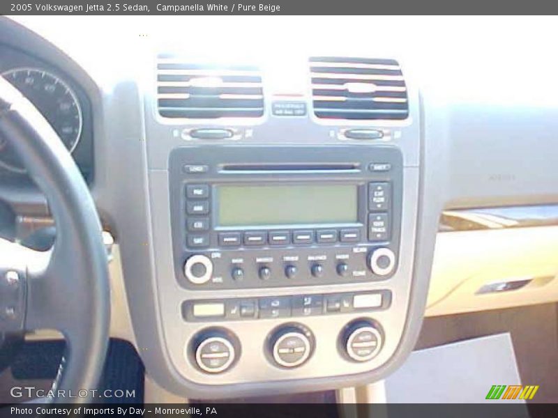 Campanella White / Pure Beige 2005 Volkswagen Jetta 2.5 Sedan