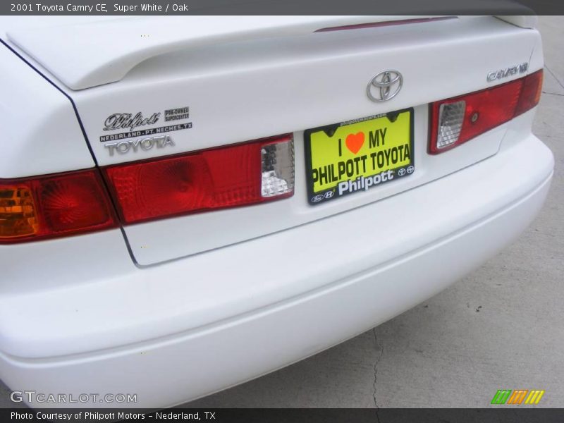 Super White / Oak 2001 Toyota Camry CE