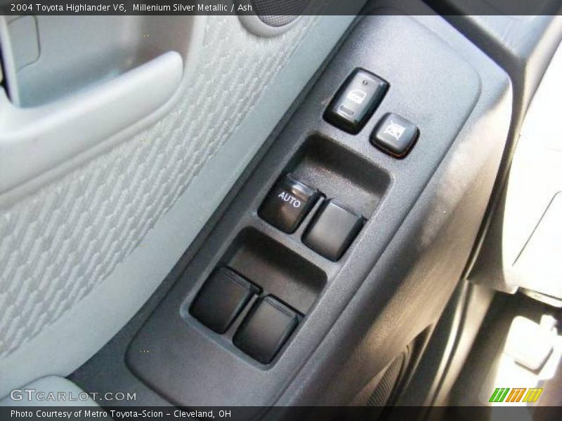 Millenium Silver Metallic / Ash 2004 Toyota Highlander V6