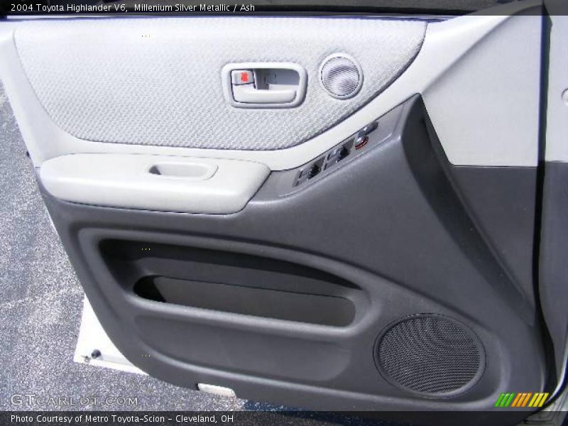 Millenium Silver Metallic / Ash 2004 Toyota Highlander V6