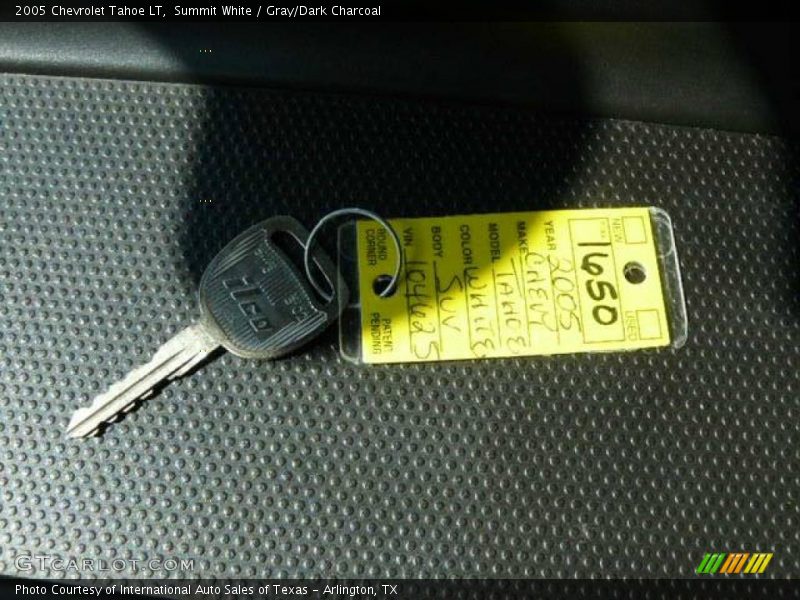 Summit White / Gray/Dark Charcoal 2005 Chevrolet Tahoe LT