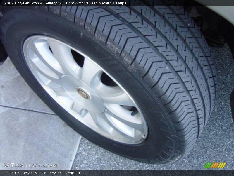 Light Almond Pearl Metallic / Taupe 2002 Chrysler Town & Country LXi