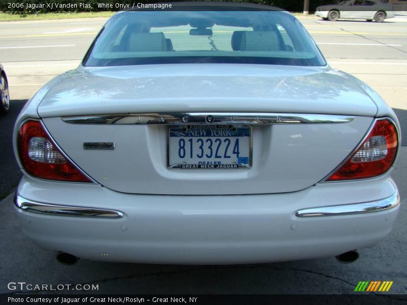 White Onyx / Champagne 2006 Jaguar XJ Vanden Plas