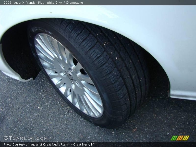 White Onyx / Champagne 2006 Jaguar XJ Vanden Plas