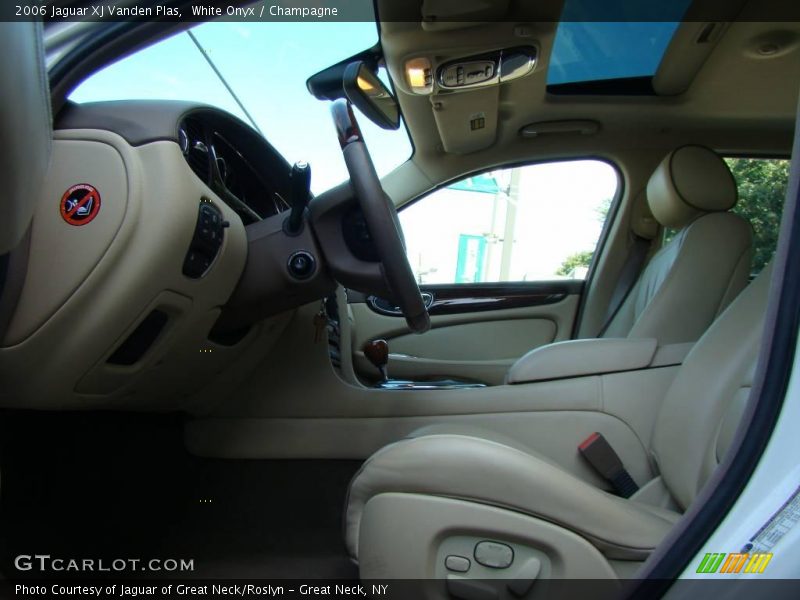 White Onyx / Champagne 2006 Jaguar XJ Vanden Plas
