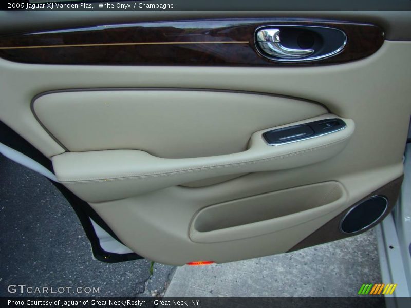 White Onyx / Champagne 2006 Jaguar XJ Vanden Plas