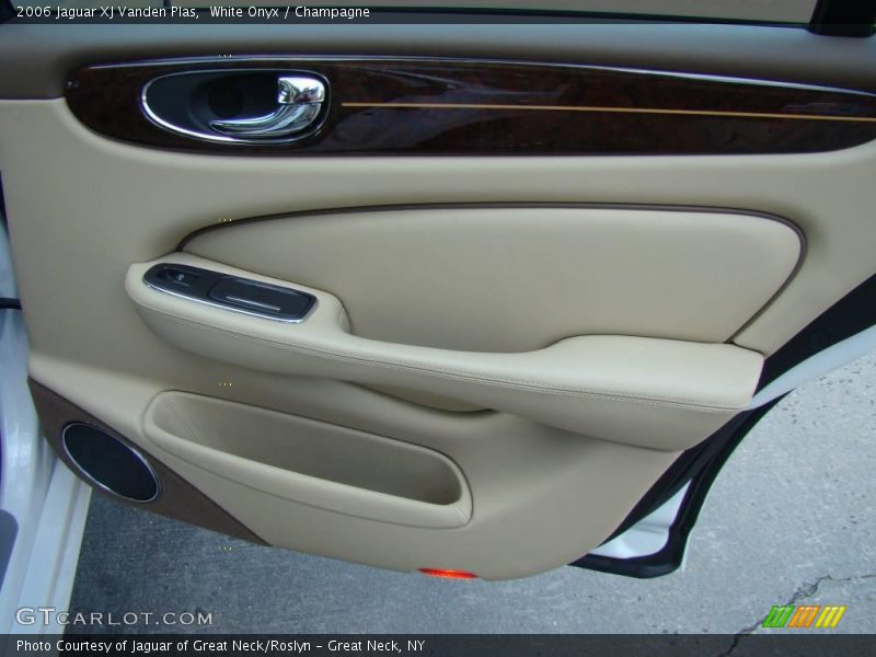 White Onyx / Champagne 2006 Jaguar XJ Vanden Plas