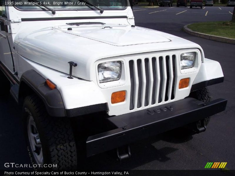 Bright White / Gray 1995 Jeep Wrangler S 4x4