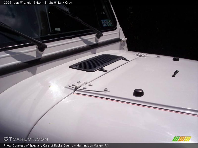 Bright White / Gray 1995 Jeep Wrangler S 4x4